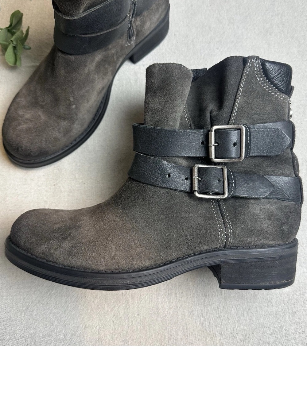 Steve Madden Dormaa Boots Gray Suede Leather Buckle Strap Moto Grunge